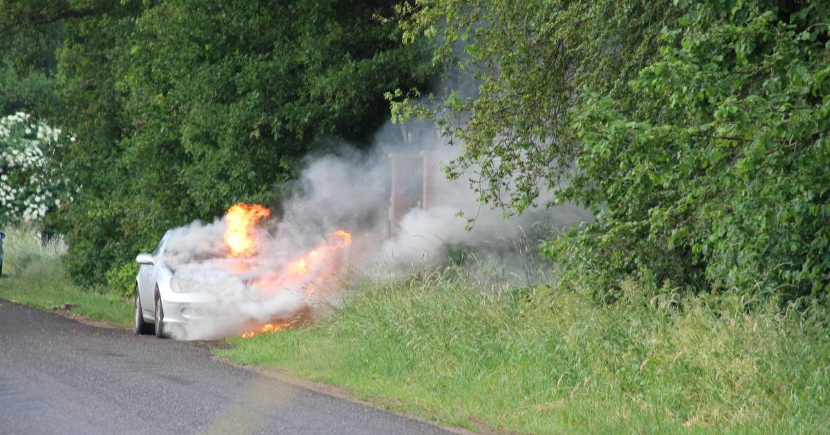 Mercedes vliegt tijdens ritje in brand in Holten, bestuurster kan auto op tijd verlaten.