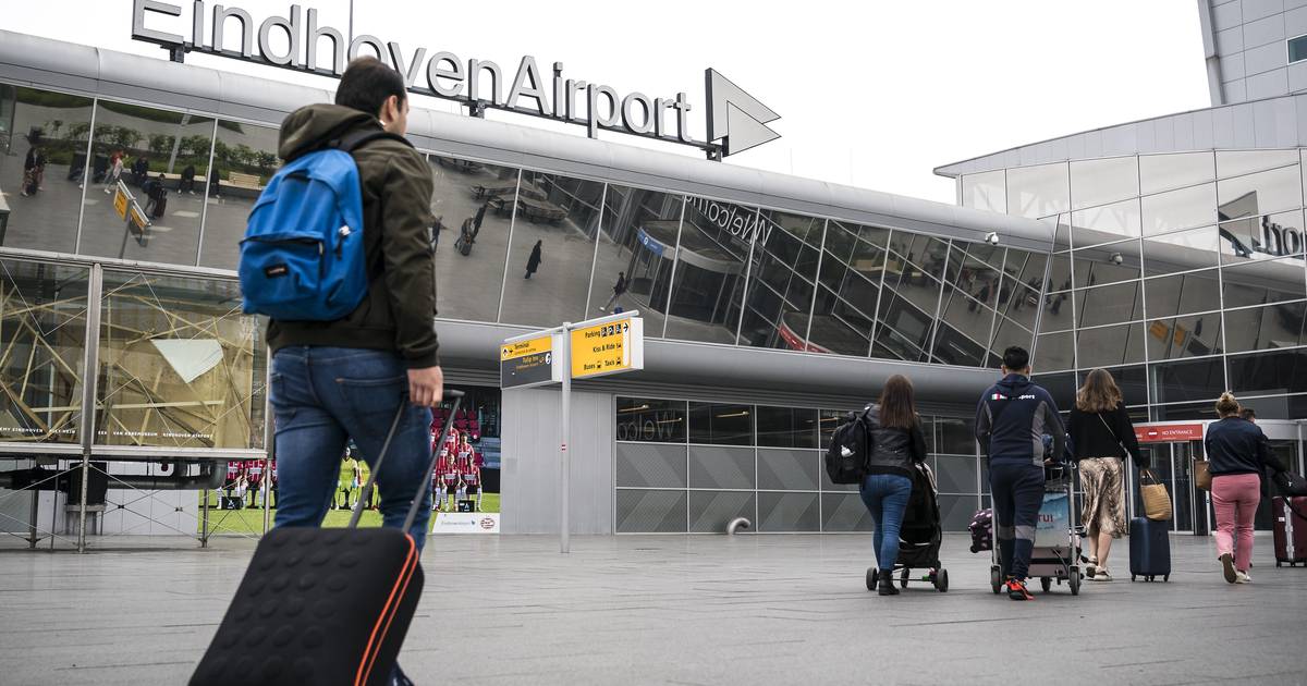 Vliegtuig op Eindhoven Airport kan niet opstijgen na botsing met vogel.
