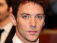 Ivre en plein vol, Jonathan Rhys Meyers insulte sa femme