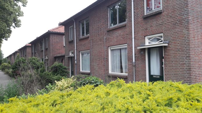 Duplexwoningen aan de Tilburgseweg in Oisterwijk gaan plaatsmaken voor appartementen: de voordeur aan de voorkant geeft toegang tot de woning boven.