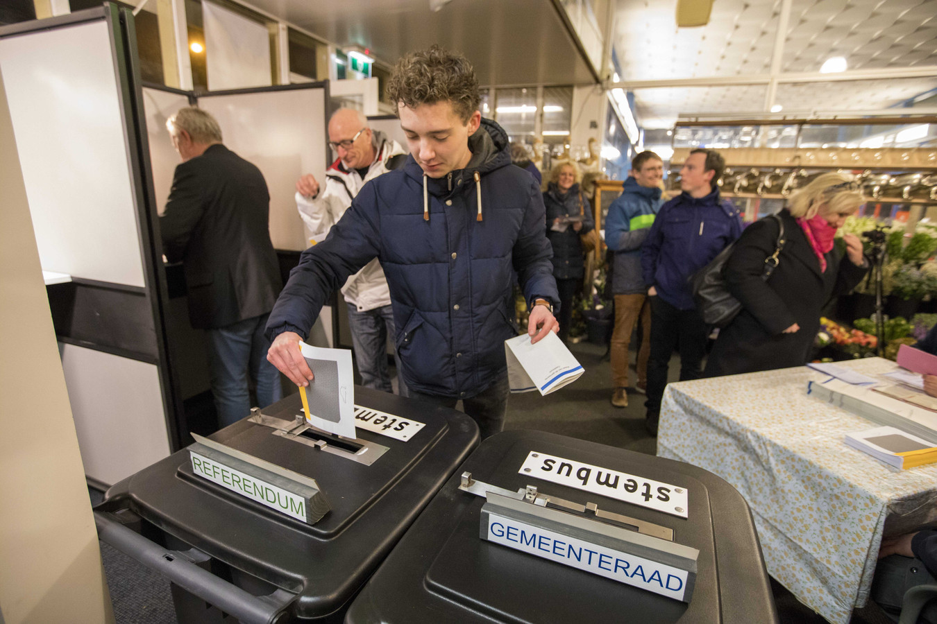 Op station Castricum is het mogelijk om vanaf middernacht te stemmen voor de gemeenteraadsverkiezingen.