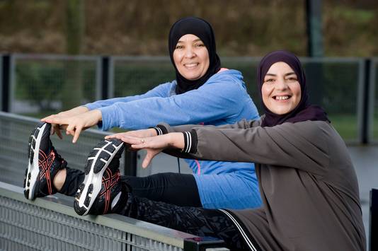 Fatiha el-Mazyani (links) en Fatiha Saih-Arkouch hebben een hardloopclub dankzij een leefbaarheidssubsidie van de provincie Gelderland.