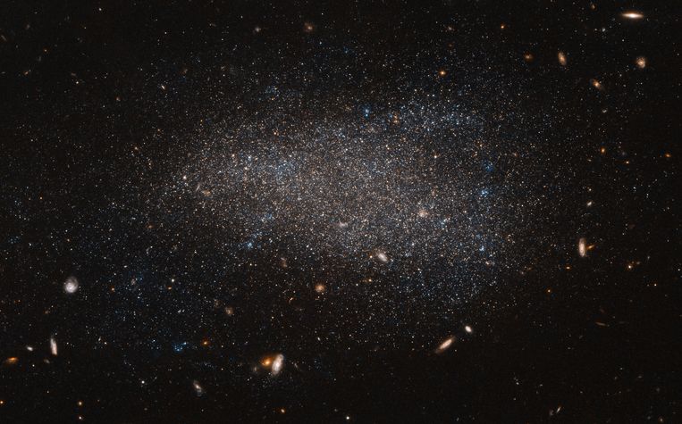 Beeld van dwergsterrenstelsel NGC 4789A, gemaakt door Hubble. Beeld ESA/Hubble & NASA Acknowledgemen