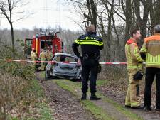 Politie vindt overleden persoon in uitgebrande auto in buitengebied Oisterwijk