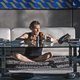 ‘Inside’ begint als een knap gefilmde triller die gaandeweg de allure krijgt van een claustrofobische survivalfilm