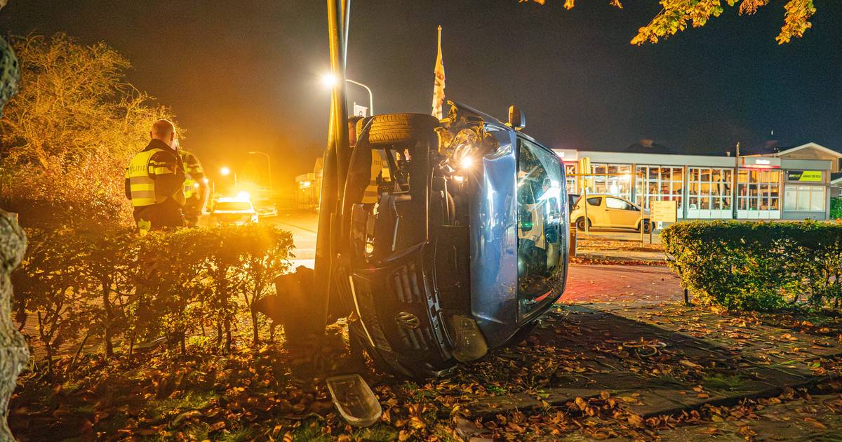Auto gekanteld tegen lantaarnpaal op kruising in Grijpskerk