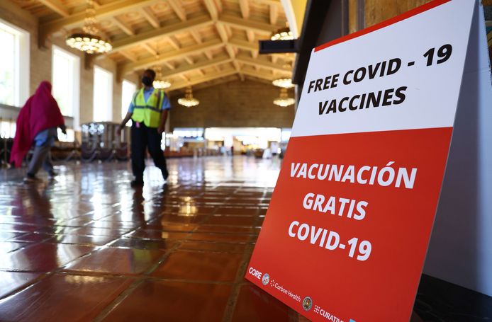Een bord verwijst naar een vaccinatiecentrum in een station in Los Angeles, Californië. Het vaccinatietempo in de VS is sinds april fors gedaald doordat er steeds minder enthousiastelingen gevonden worden die zich willen laten inenten.