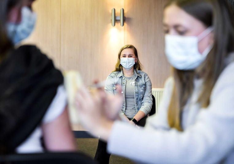 Studenten van ROC Midden Nederland, MBO Utrecht en MBO Amersfoort oefenen met vaccineren. Beeld ANP