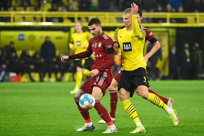 Bayern wint turbulente Duitse topper tegen Dortmund en is weer vier punten los in de Bundesliga