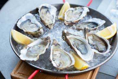 Hoe krijg je een oester gemakkelijk open? En hoe kan je een slechte herkennen?