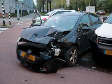 Schade bij aanrijding auto en busje in Den Haag