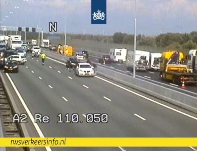 De situatie op de snelweg A2 kort na het incident waardoor de snelweg bij Zaltbommel werd afgesloten op camerabeeld van Rijkswaterstaat.