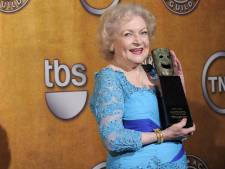 Actrice Betty White (98) stelt bezorgde fans gerust: ‘Het gaat goed’