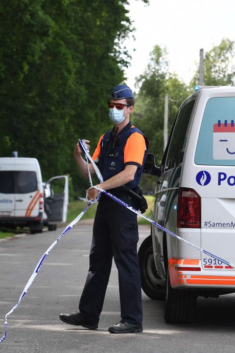 Le Sedee a quitté les lieux, la police éloigne encore les curieux
