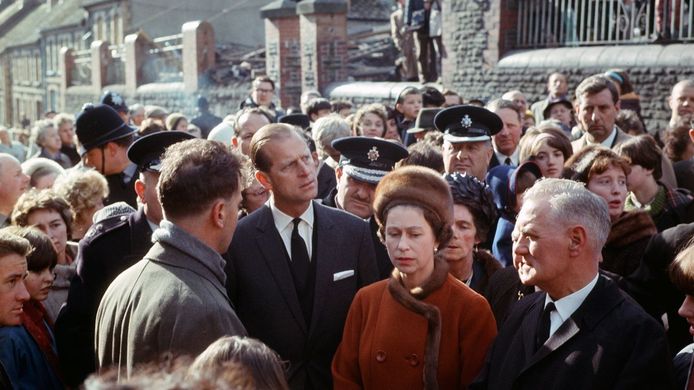 De Queen en prins Philip bezoeken het dorpje Aberfan in oktober 1966.