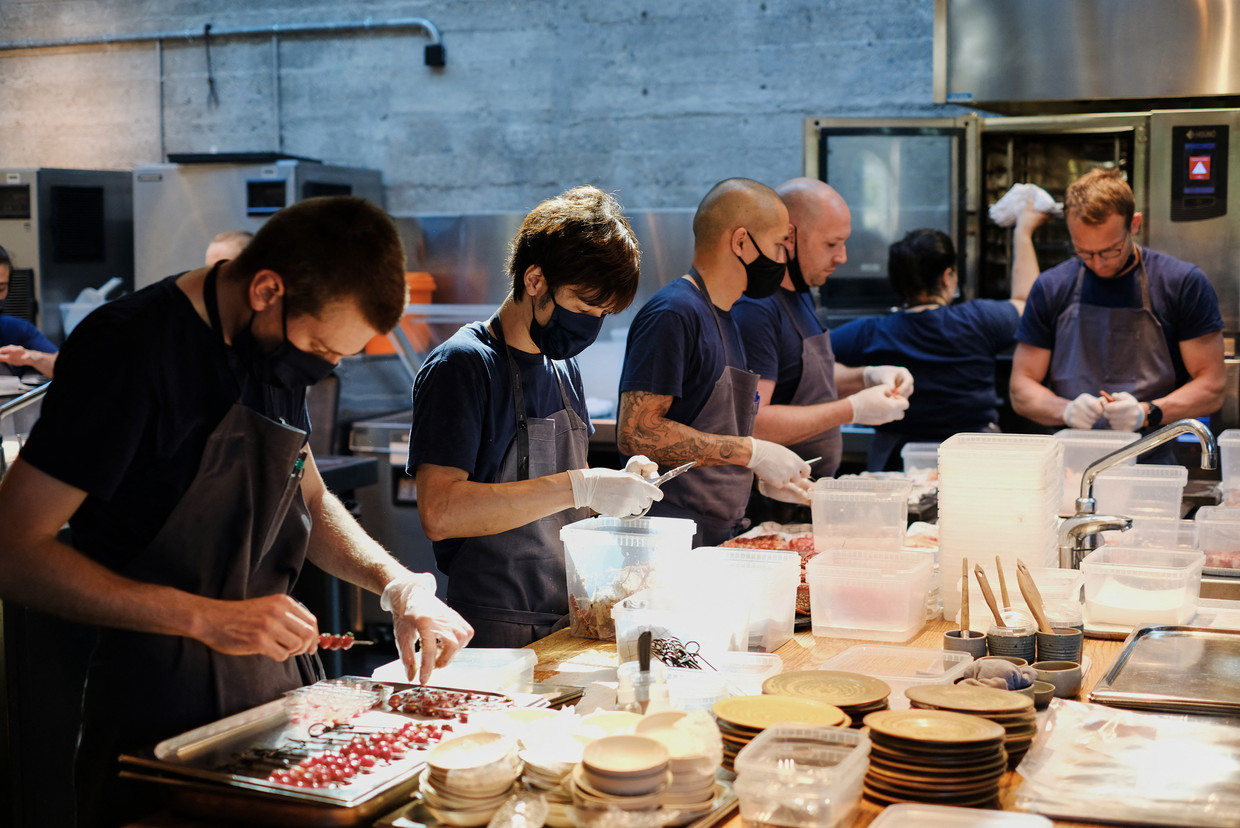 Personeel van Noma doet mise-en-place. Het restaurant van René Redzepi werd dinsdagavond voor de vijfde keer uitgeroepen tot het beste ter wereld. Beeld Thibault Savary / AFP