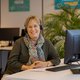 Ayen (62) werkt als vrijwilliger bij de Kindertelefoon: ‘Het is hartverscheurend om te horen in welke situatie kinderen zich soms bevinden’