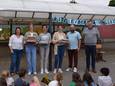 Van links naar rechts: Lieve Campforts (Davidsfonds Elverdinge) – Finley Dekimpe (juf 5de leerjaar) – Birgit Ruyssen (juf 1ste leerjaar) – Stefanie Kiekens (juf 3de kleuter) – Dominik Vandendriessche (Davidsfonds Elverdinge) en Peter Vanthorre (directeur VBS Elverdinge)