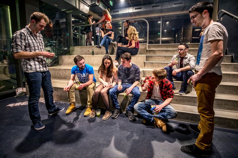 Een van de rookruimtes in TivoliVredenburg, zaterdag tijdens een latinfeest. Beeld Raymond Rutting / de Volkskrant