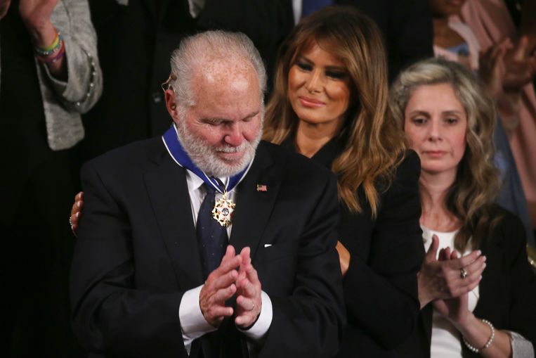 Rush Limbaugh krijgt de  Medal of Freedom omgehangen door first lady Melania Trump.  Beeld AFP