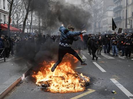 Réforme des retraites: affrontements entre la police et les manifestants à Paris