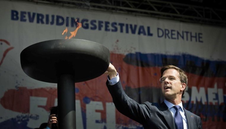 Premier Rutte beet het spits af met het ontsteken van het vrijheidsvuur in Assen. Beeld epa
