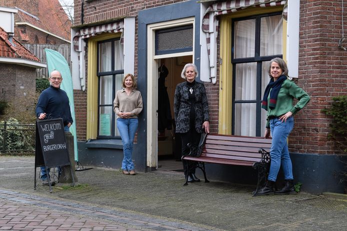 Het Burgerlokaal, met vanaf links de vrijwilligers Wim Onis, Karin Vogel, Maria Asselman en Paula Kakkenberg.