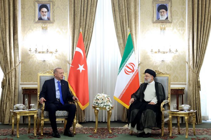 Turks president Tayyip Erdogan en Iranees president Ebrahim Raisi. Vandaag zullen tussen de twee landen en Rusland gesprekken plaatsvinden over de situatie in Syrië.