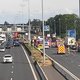 Vrachtwagen op E40 rijdt door middenberm: zware hinder