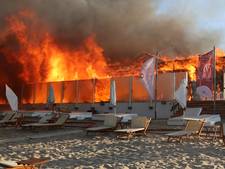 Strandtent volledig uitgebrand in Rockanje, risico op uitbreiding naar duinen