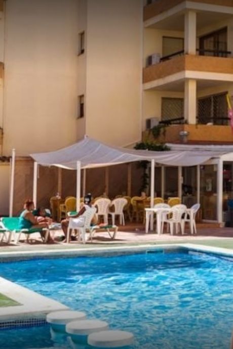 Un Belge dans un état critique après avoir tenté de sauter d'un balcon dans une piscine à Ibiza