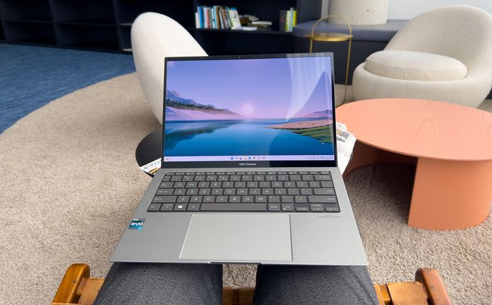 ASUS Zenbook S 13 OLED è abbastanza leggero da poter essere portato facilmente nello zaino.