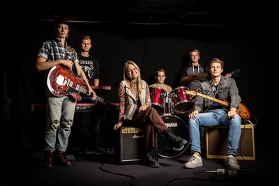 Jonge muzikanten uit Denekamp en Lattrop beginnen een band: The Pandareds (spreek uit The Pendèruds)