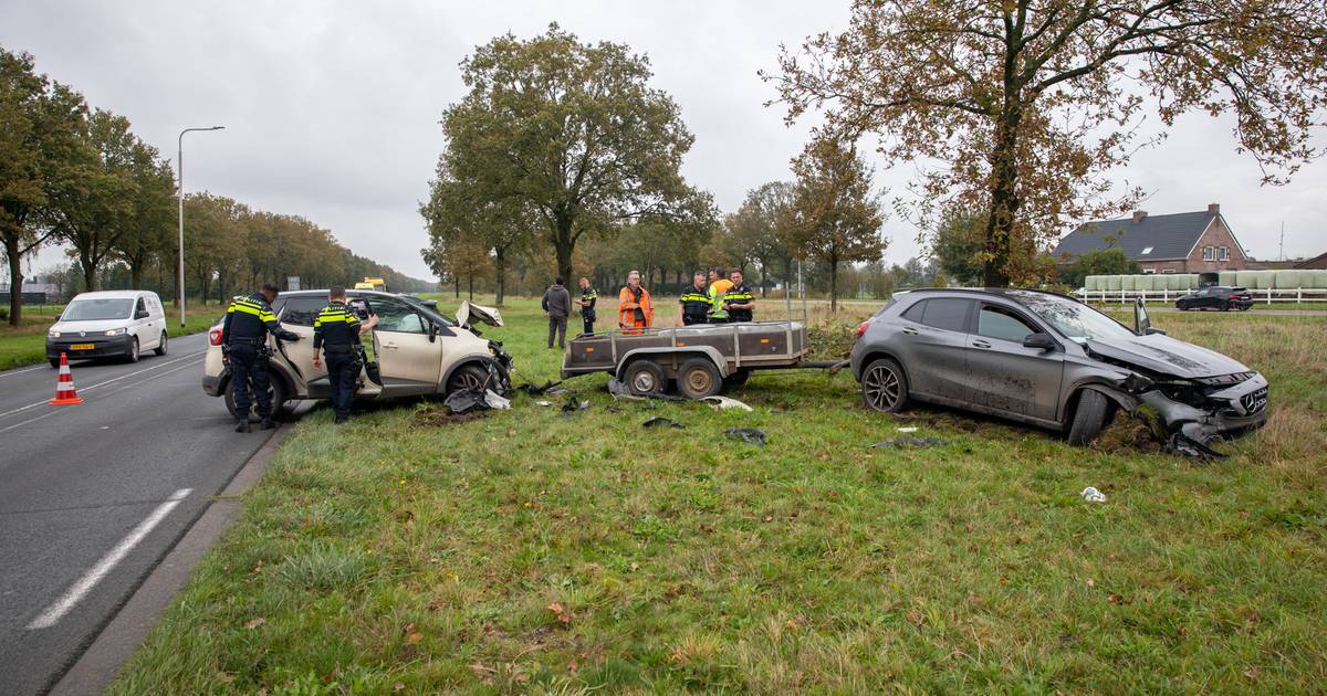 Ravage na ongeluk met meerdere auto's op N262 bij Nispen | Roosendaal