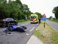 Een motorrijder raakte donderdagmiddag gewond aan zijn gezicht nadat hij tegen de achterkant van een tractor botste aan de Rijksstraatweg in Buurmalsen.