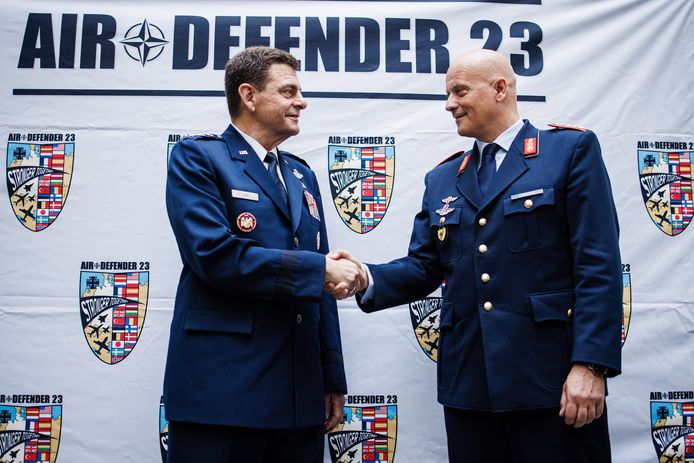 De stafchef van de Duitse luchtmacht, luitenant-generaal Ingo Gerhartz (rechts), en directeur van de U.S. Air National Guard luitenant-generaal Michael A. Loh (links) schudden elkaar de hand na een persconferentie over de NAVO-oefening Air Defender 2023.