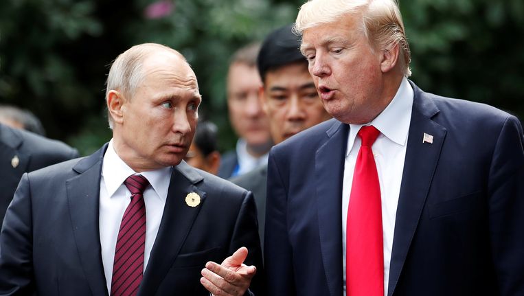 Poetin en Trump spraken elkaar even op de APEC-top in Vietnam op 11 november. Beeld reuters