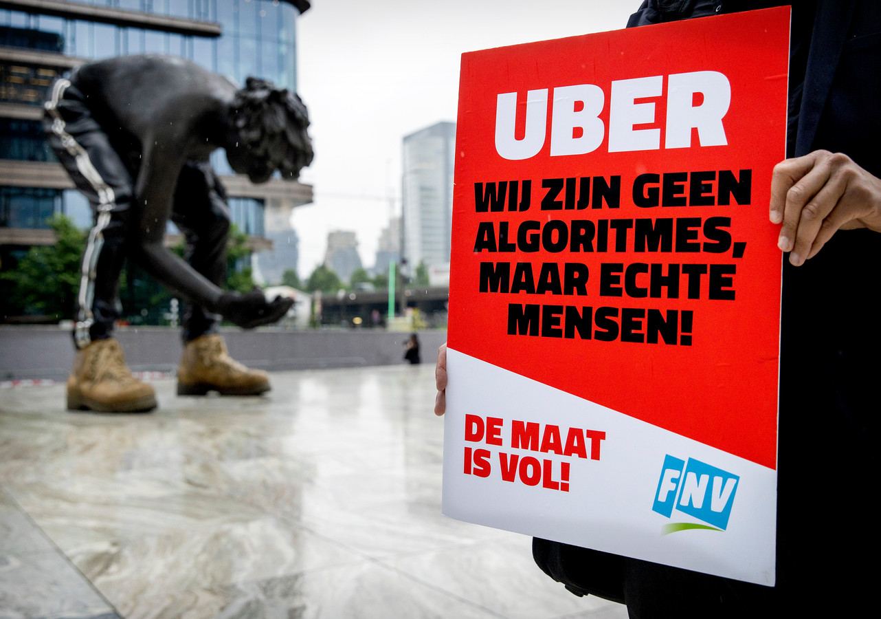 Protestborden van FNV bij aanvang van de rechtszaak in juni tegen Uber over de rechten van chauffeurs.