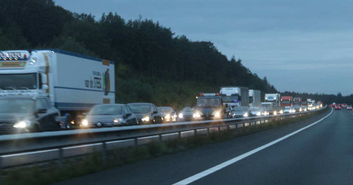 File op A58 richting Breda door ongeluk bij Tilburg.