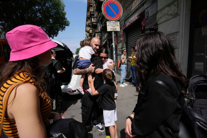 Il cantante Sasha Tab saluta sua moglie Juliia Slobodianik e i loro due figli.