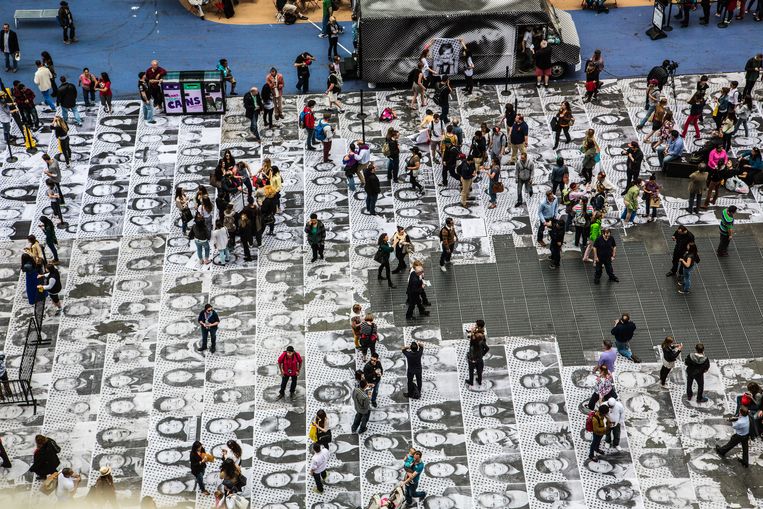 Kunstwerk Inside Out van JR op Times Square, New York City in 2013.  Beeld © JR-ART.NET