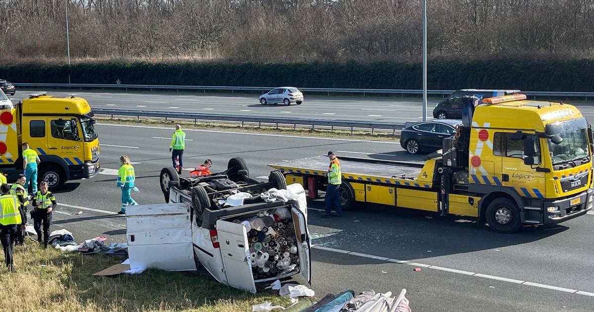 Voertuig belandt op zn kop bij ongeval op A2 bij knooppunt Vught richting Eindhoven.