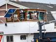 Schip ramt brug in Alphen, ruiten van stuurhut aan gruzelementen 