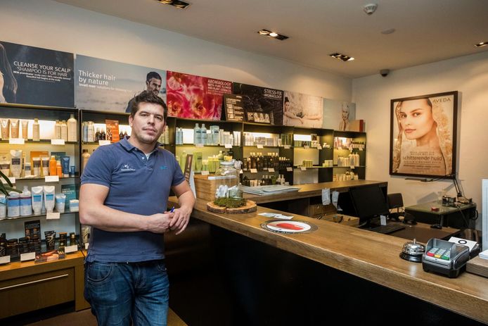 Steven Teughels van veilinghuis Hammertime in het schoonheidssalon.