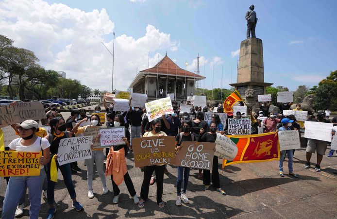 De bevolking van Sri Lanka protesteert in de hoofdstad Colombo over de ergste economische crisis ooit in het land. De gouverneur van de centrale bank van Sri Lanka heeft maandag zijn ontslag aangeboden nadat 26 van de 28 ministers zondag al opstapten.