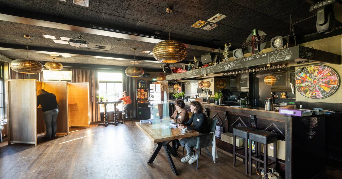 Ilse (53) opent haar kroeg in Bentelo voor de verkiezingen: ‘Dit is voor de gemeenschap’