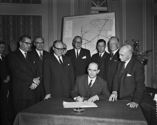 Minister De Pous (midden) bij de oprichting van de Gasunie in 1963.