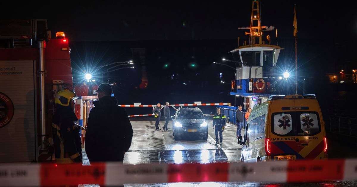 Busje met twee inzittenden rijdt de Lek is, twee inzittenden gered - Provinciale Zeeuwse Courant
