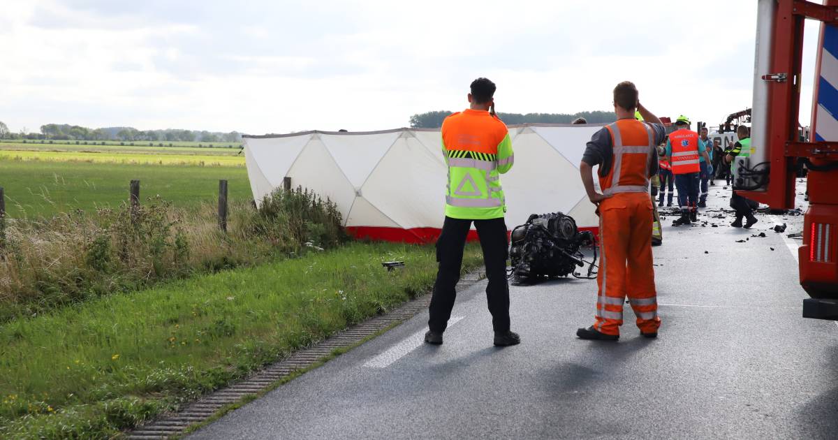 Bestuurder bestelbus komt om het leven bij botsing met vrachtwagen: motorblok vloog over straat.