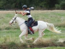 Siem (18) uit Leusden wint met Husky en zijn zoevende pijlen het EK boogschieten te paard in Frankrijk